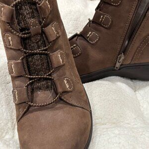 Clarks Collection Leather & Knit Ankle Boots~Carleigh Jade SZ 9.5 TAUPE